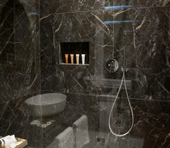 Unicum לינה וארוחת בוקר 4*